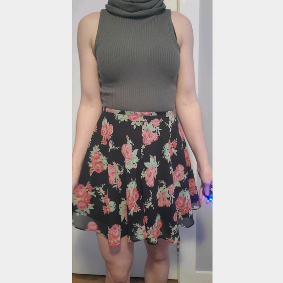 Guess floral skirt - Picture 3 of 5